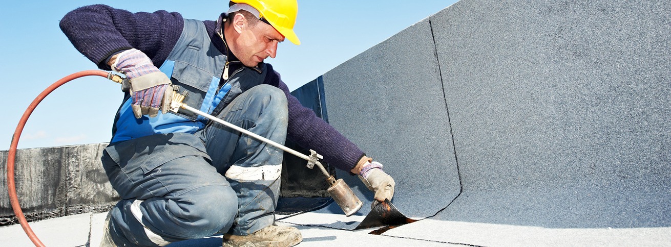 Flat roof covering works with roofing felt